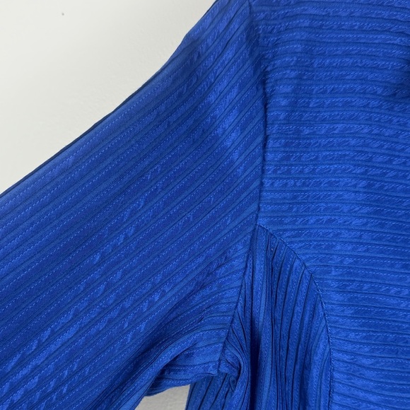 Chico's Royal Blue Classic Elegant Pin Tuck Hidden Button Blazer Jacket Size 1 - Picture 4 of 13